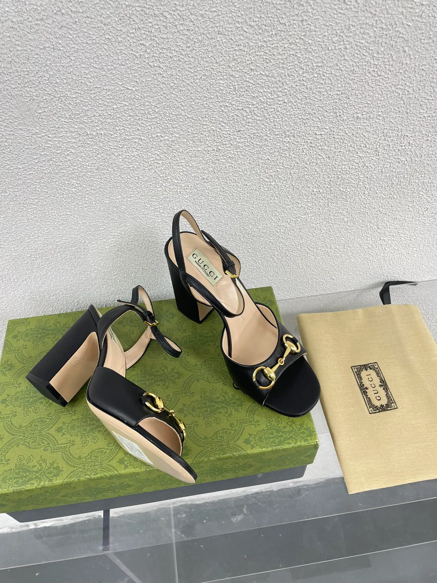 👟👟Ex-factory price 520👟👟 Classic Gucci sandals 💰 Popular 🔥 single product brown, upper made of lambskin, classic logo💪 Exquisite double G diamond buckle hardware, Italian imported genuine leather outsole💯 Sheepskin lining, feet, classic hardware buckle, original custom code number: 35 36 37 38 39 40 41 42 (order 40 41 42) with original packaging